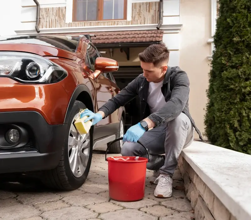 Lavage auto à domicile La Ferté-Vidame : professionnel intervenant sur un véhicule